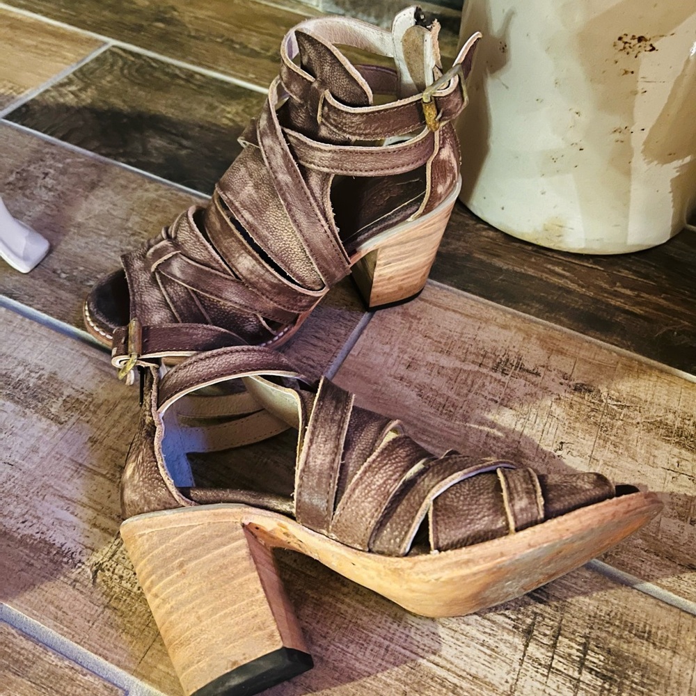 Freebird CLAW sandals size 8